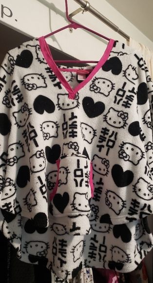 Hooded Hello Kitty Poncho - Picture 1 of 3